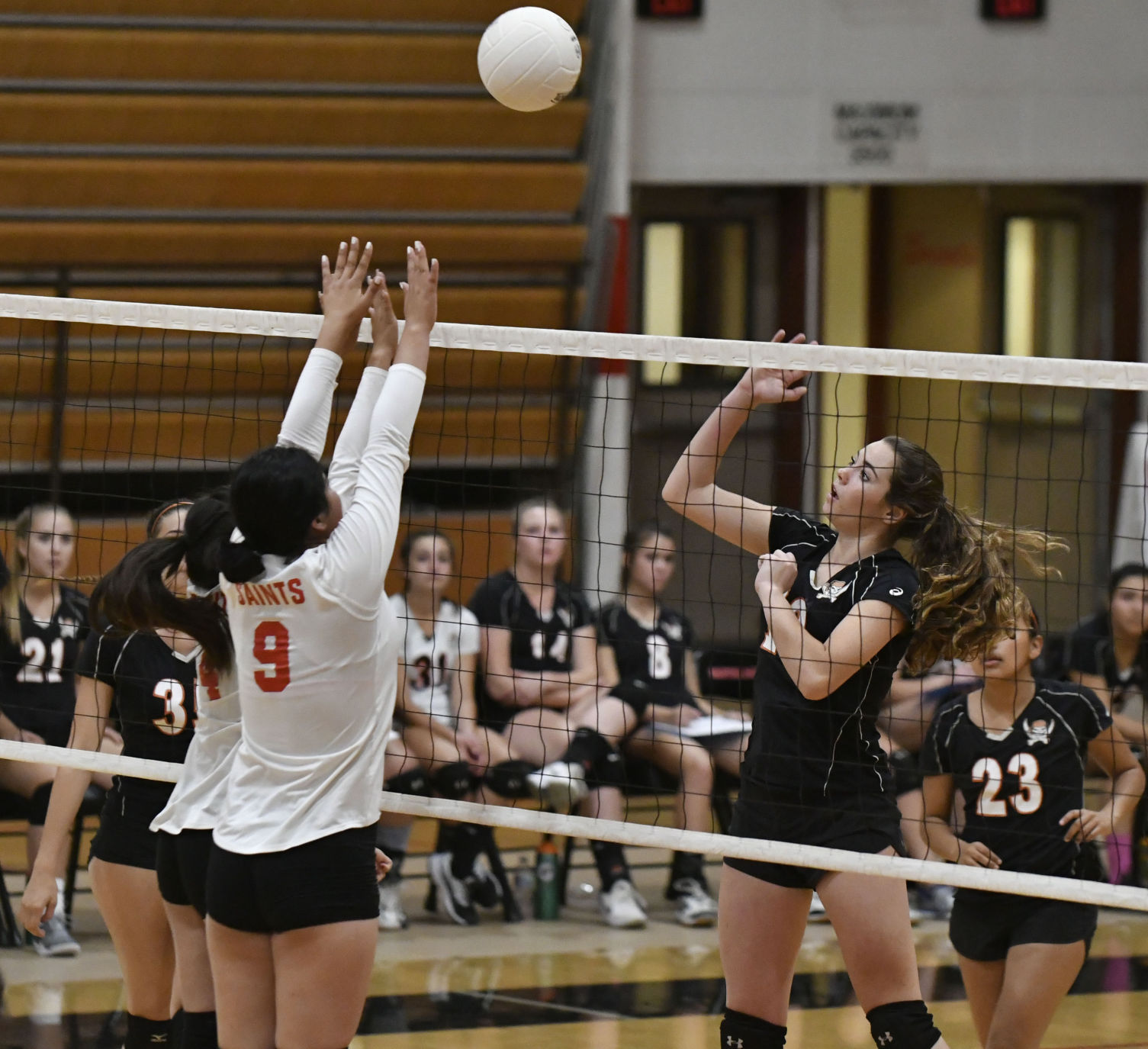 101917 SY SM volleyball 12.jpg